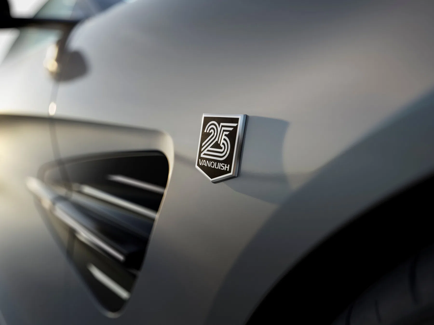 Aston Martin Vanquish 25